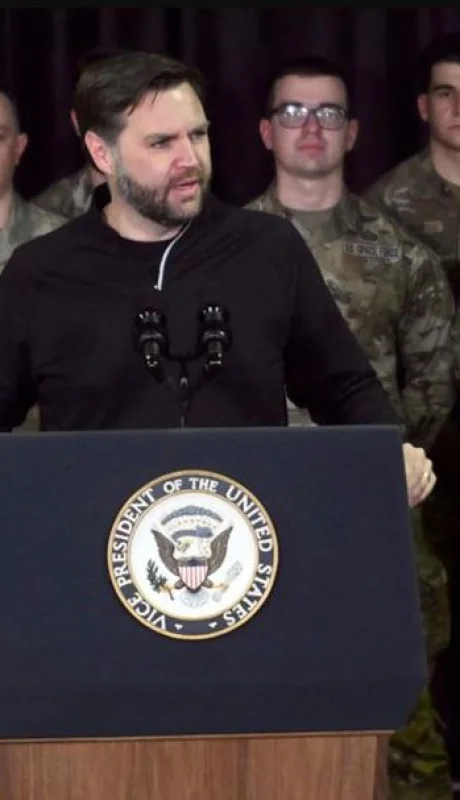 Vance está en la isla ártica y dio un discurso ante el contingente militar de la base perteneciente a la Fuerza Espacial estadounidense.