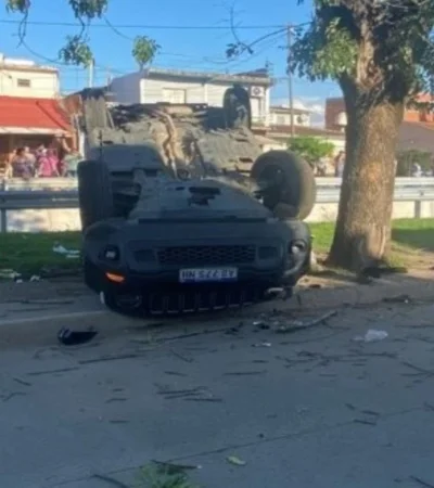 El vehículo con el que los delincuentes atropellaron a la madre y su pequeña hija.