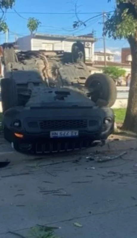 El vehículo con el que los delincuentes atropellaron a la madre y su pequeña hija.