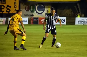 Gimnasia cosechó un buen empate ante Mitre y sigue puntero en la zona