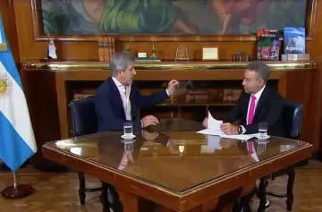 En un lunes clave, Caputo insiste: "El dólar no se va a disparar de ninguna manera"