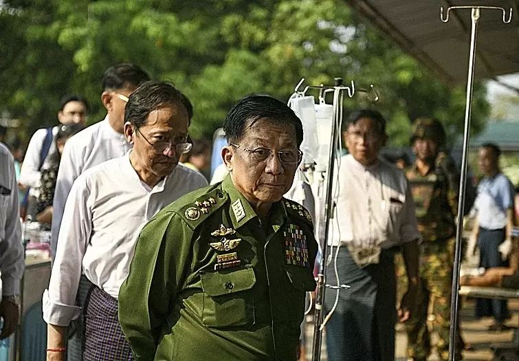 El general Min Aung Hlaing anunció este lunes una semana de luto.