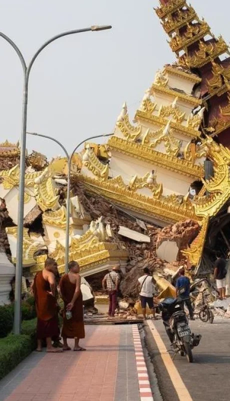 El fuerte terremoto causó unas 1700 muertes y 300 personas permanecen desaparecidas.