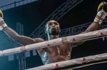 Trágico deceso: boxeador nigeriano fallece tras desplomarse en pleno combate