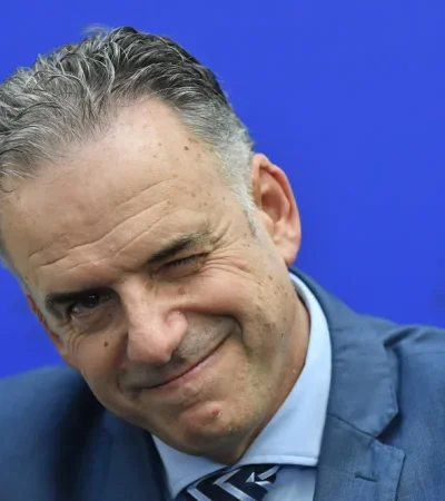 El líder de centro-izquierda da comienzo a una política exterior con fuerte afinidad política con Latinoamérica.