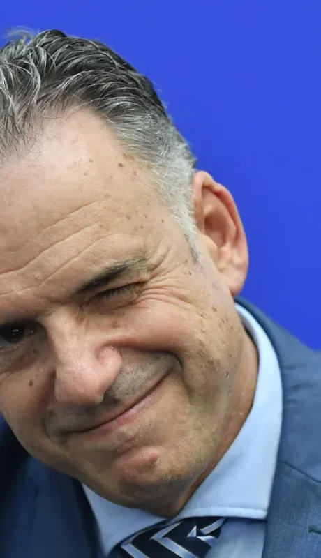 El líder de centro-izquierda da comienzo a una política exterior con fuerte afinidad política con Latinoamérica.