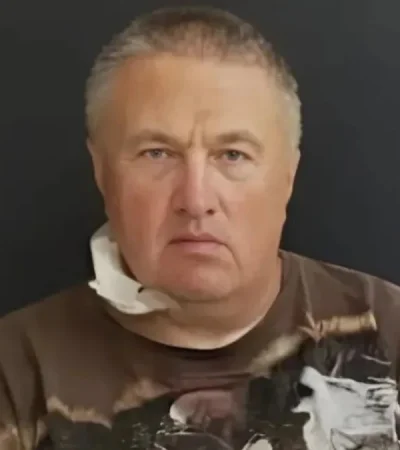 Konstantin Rudnev, de nacionalidad rusa, está acusado de explotar sexualmente a sus seguidores.