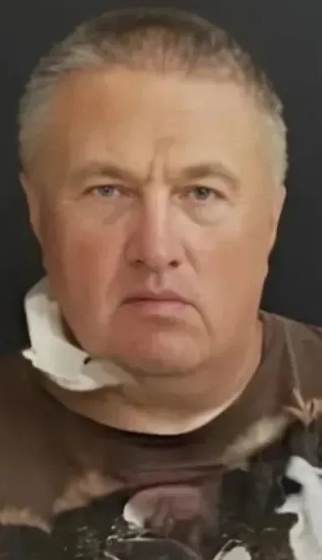 Konstantin Rudnev, de nacionalidad rusa, está acusado de explotar sexualmente a sus seguidores.