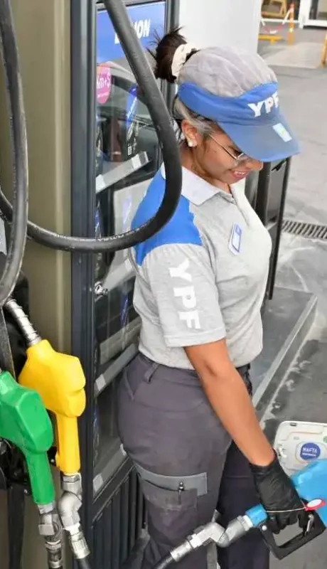 Se viene otra suba de combustibles de YPF.