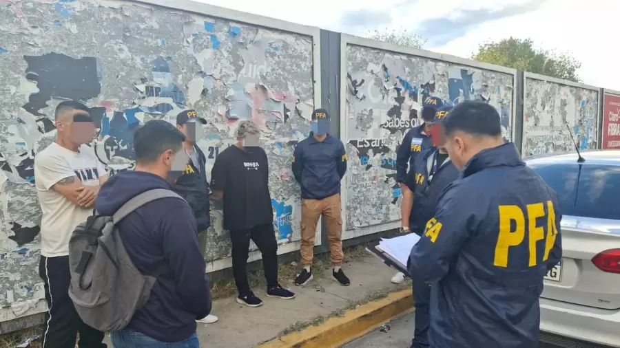 Chávez fue detenido en un local de comidas rápidas en Morón.
Foto: Agencia Noticias Argentinas / PFA