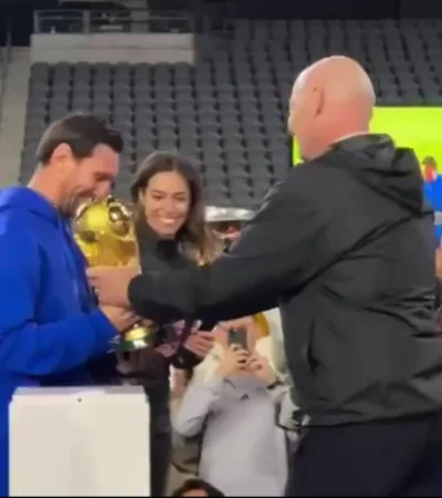 Messi recibe la Copa de manos de Infantino