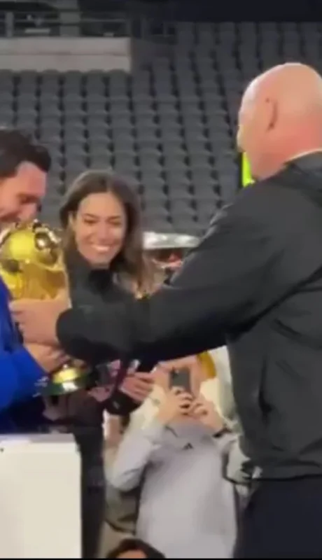 Messi recibe la Copa de manos de Infantino