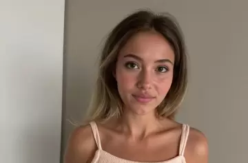 Kalya, la modelo con tres mamas que desafía la realidad