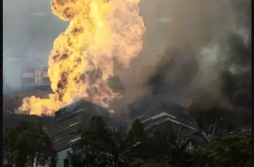 Enorme explosión incendia el cielo de Kuala Lumpur