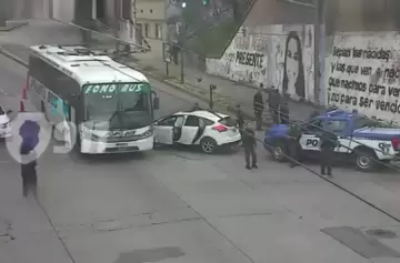 Peligro al volante: hirió a un policía y chocó un colectivo con 30 pasajeros