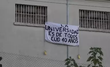 Una de las sábanas que apareció pintada en el motín en la cárcel de Devoto por el cierre de los centros de estudia