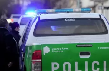 Intentaron robarle la camioneta a una mujer policía y el tiro les salió por la culata