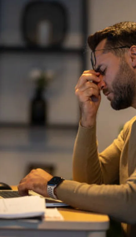 Persona con fatiga visual.