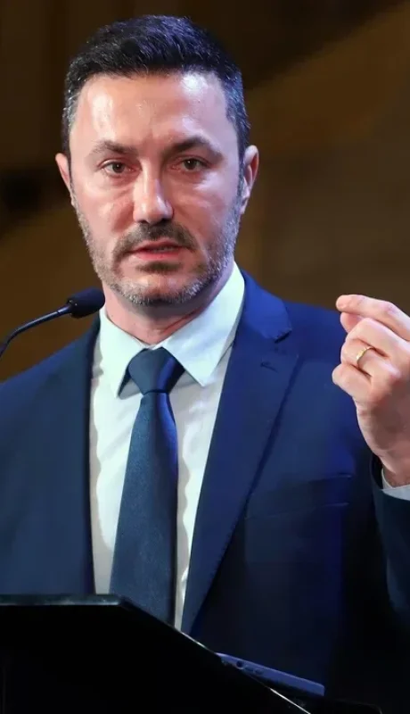 "El primer paso que debe dar Argentina es levantarse como país en todo sentido, tanto material como espiritualmente" (L. Petri)