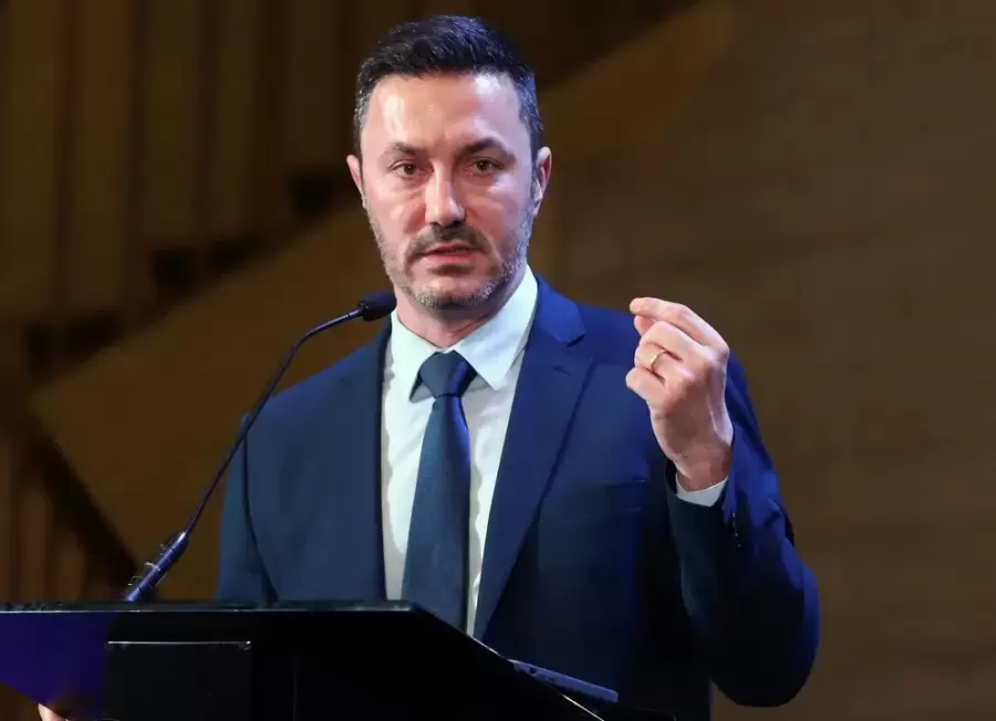 "El primer paso que debe dar Argentina es levantarse como país en todo sentido, tanto material como espiritualmente" (L. Petri)