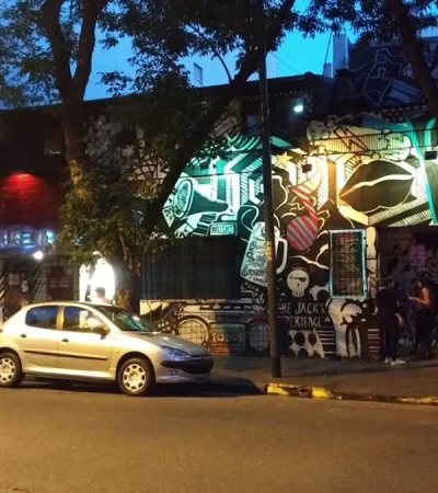 El reconocido boliche Makena, ubicado en Fitz Roy al 1500, fue el escenario del violento hecho.