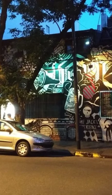 El reconocido boliche Makena, ubicado en Fitz Roy al 1500, fue el escenario del violento hecho.