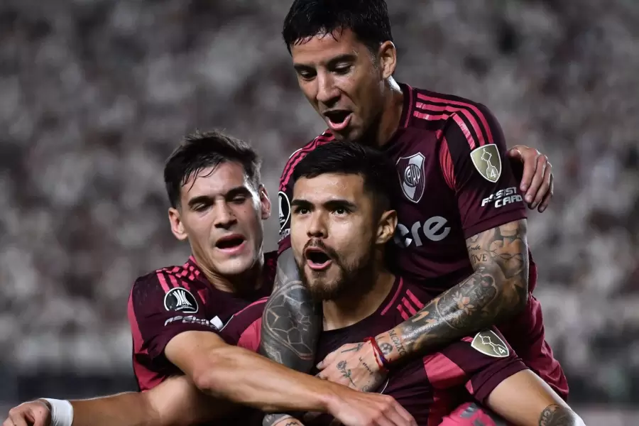 Martinez Quarta y Driussi abrazan a Díaz