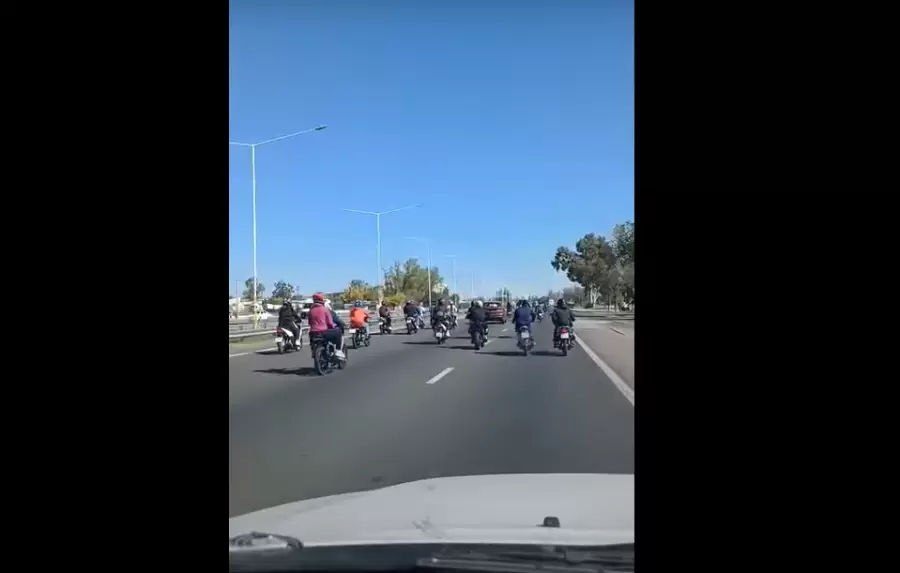 Una centena de motociclistas coparon el Acceso Sur.