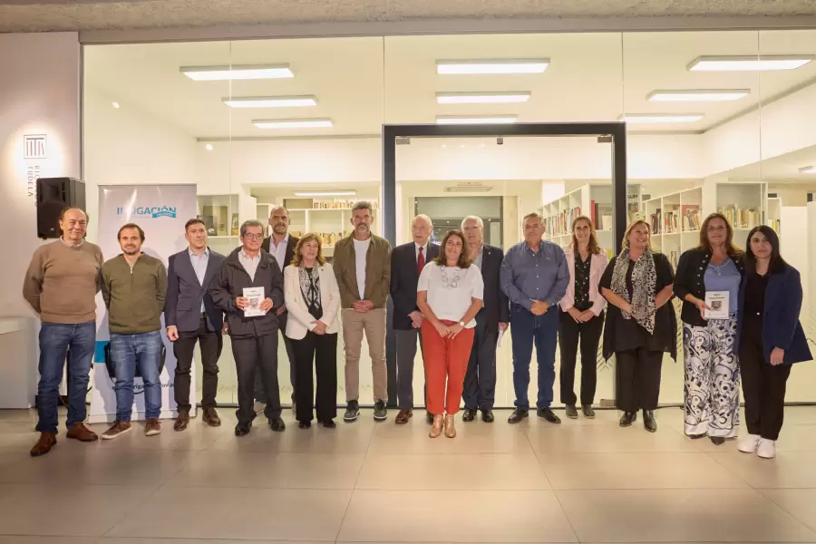 Libro Agua y Poblaciones, editado por el Departamento General de Irrigación.