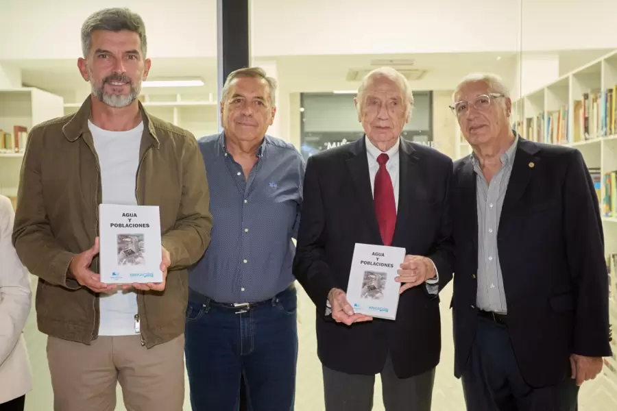 Libro Agua y Poblaciones, editado por el Departamento General de Irrigación.