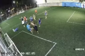 Video: barras de Vélez atacaron a policías de civil que jugaban un picado en Liniers