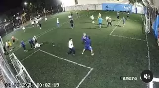 A las piñas en una cancha de fútbol 5.