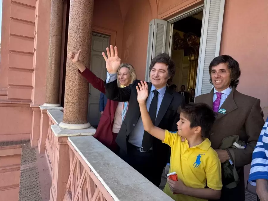 Karina Milei, Javier Milei, Roberto Funes Ugarte, y Pedro, el niño fanático del presidente.