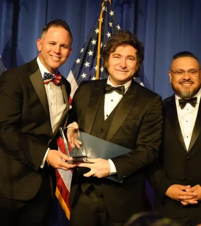 Milei fue premiado en EEUU por organizaciones ultraderechistas.