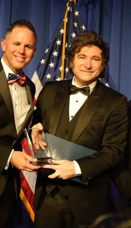 Milei fue premiado en EEUU por organizaciones ultraderechistas.