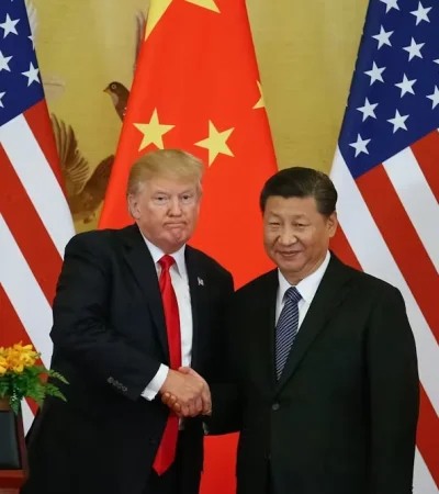 Donald Trump y Xi Jinping, enfretados por los aranceles.