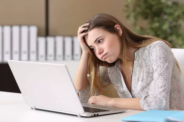 Persona preocupada por su trabajo.