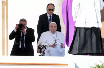 El Papa y un regreso cargado de fe: oxígeno, aplausos y bendición en San Pedro