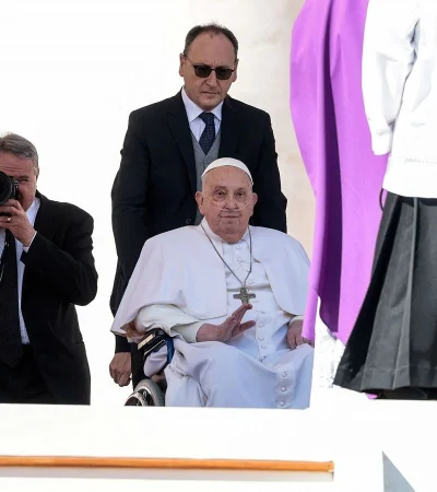 El Papa y un regreso cargado de fe: oxígeno, aplausos y bendición en San Pedro