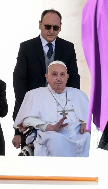 El Papa y un regreso cargado de fe: oxígeno, aplausos y bendición en San Pedro