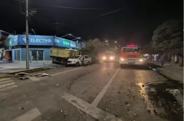 Tupungato: camión sin frenos arrasó con cinco autos e impactó con un histórico comercio