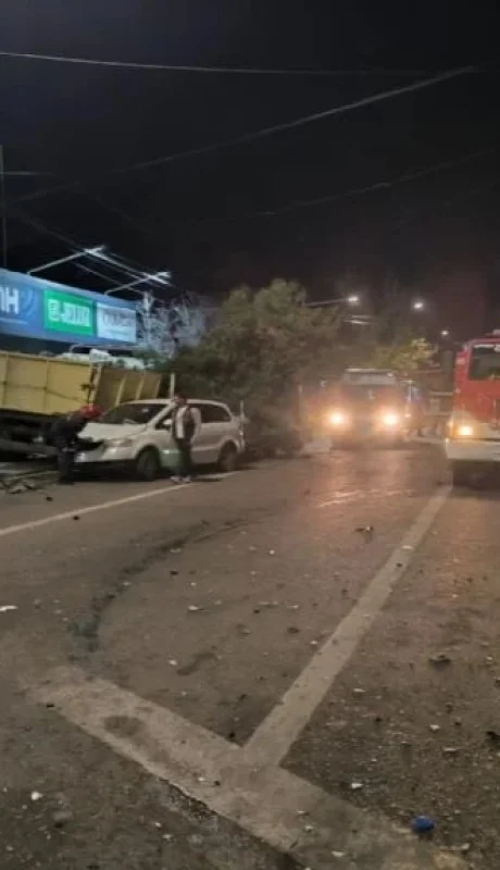Tupungato: camión sin frenos arrasó con cinco autos e impactó con un histórico comercio