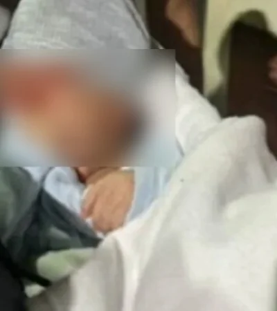 El bebé recién nacido fue encontrado por dos niños mientras jugaban en una plaza