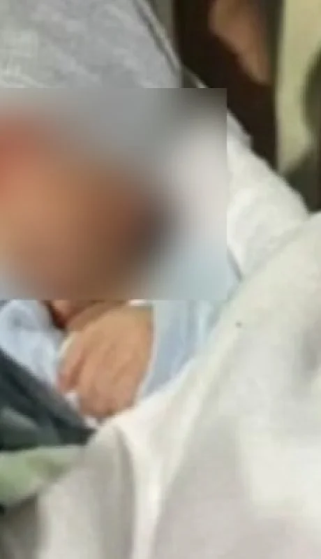 El bebé recién nacido fue encontrado por dos niños mientras jugaban en una plaza