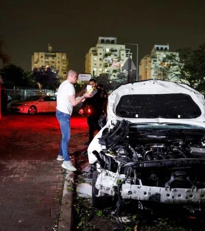 Uno de los autos alcanzado en Ashkelon tras el lanzamiento de misiles de Hamas/ Fuente: Reuters