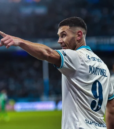 Adrián Martínez marcó tres tantos