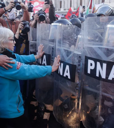 El SAME asistió a una manifestante herida en las protestas frente al Congreso