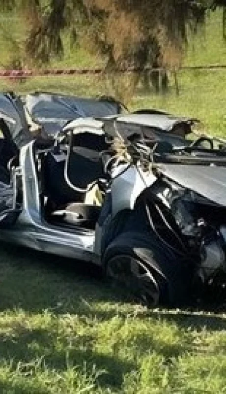 Así quedó el vehículo en el que viajaban los seis amigos/