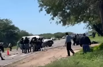 Imágenes impactantes: manejaba una ambulancia y atropelló a más de 10 policías