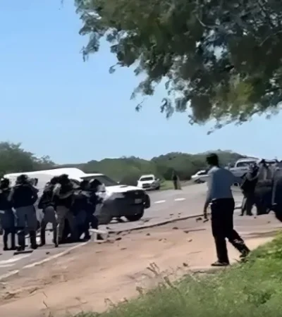 Imágenes impactantes: manejaba una ambulancia y atropelló a más de 10 policías